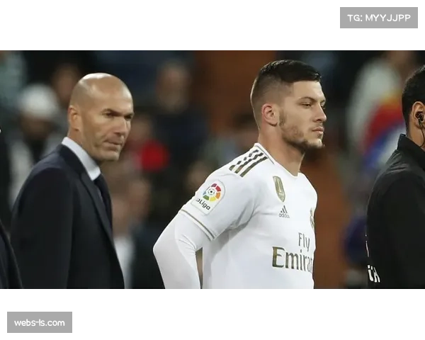 西甲考虑从下赛季起，将替补席球员人数从12人恢复至常规的9人。